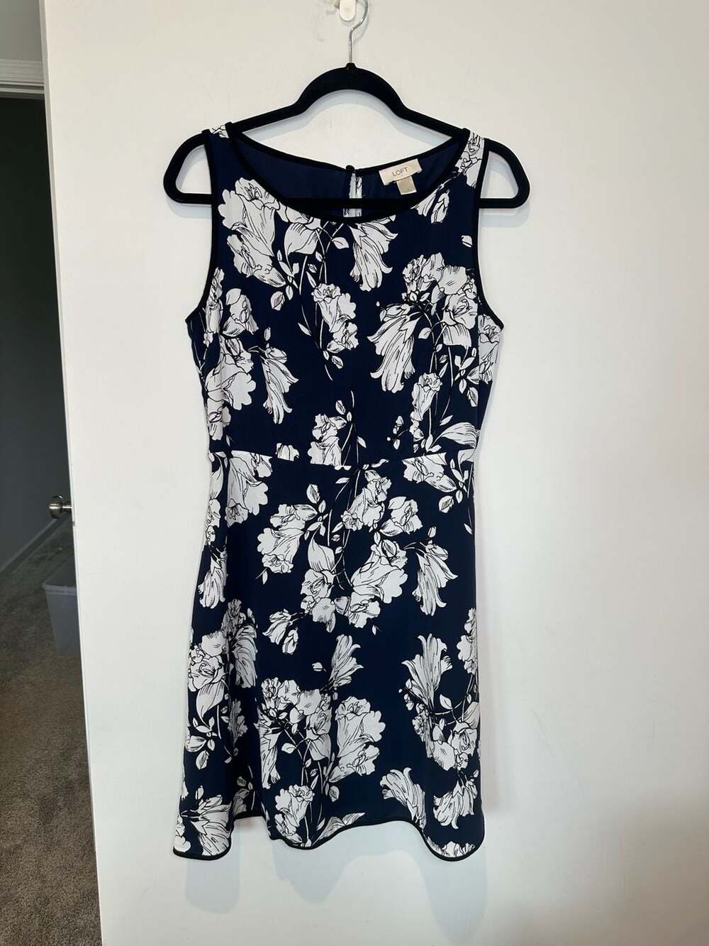 Loft Fit And Flare Dress Size 6 Navy White Floral Sleeveless